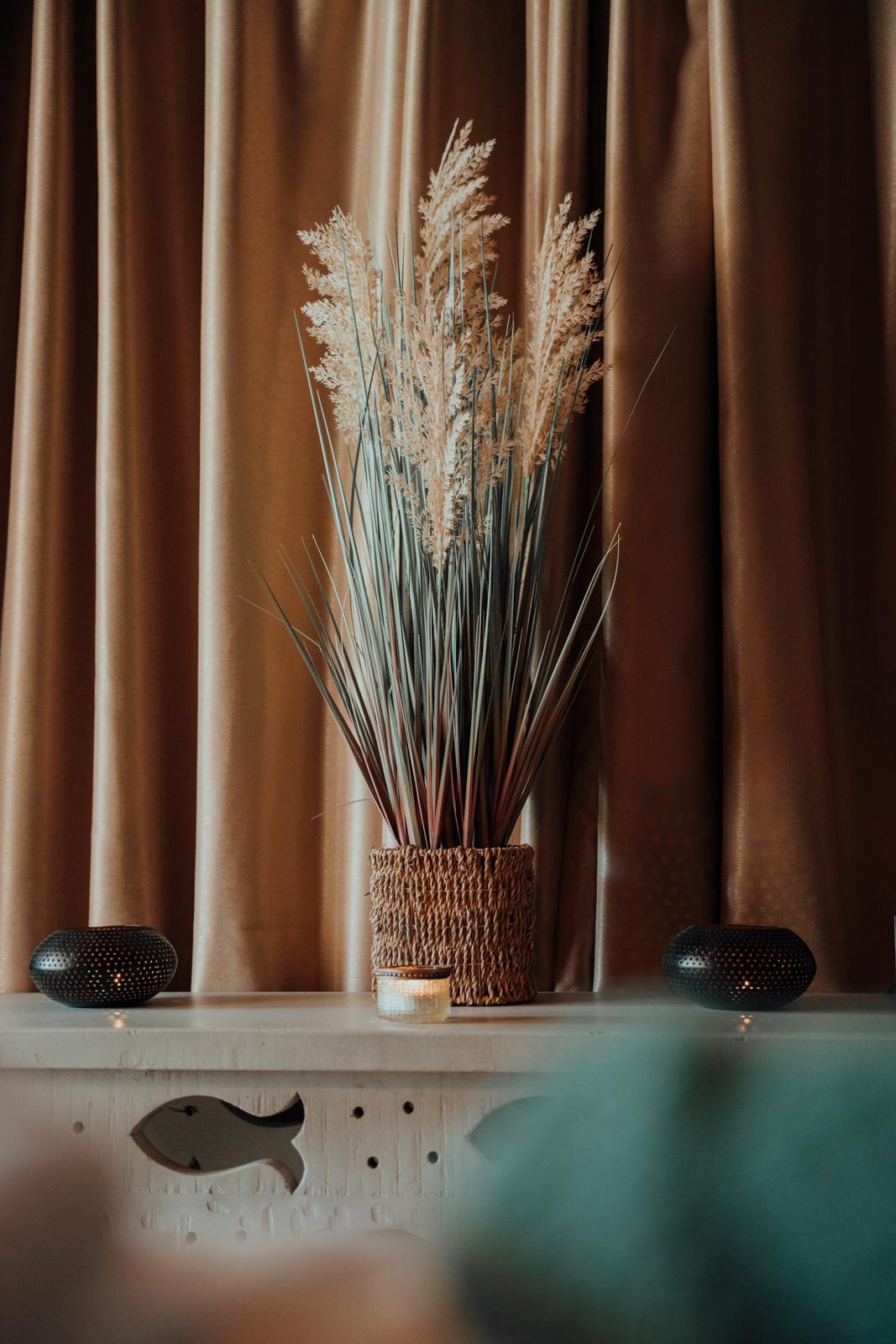 Decor cu iarbă de pampas și draperii aurii