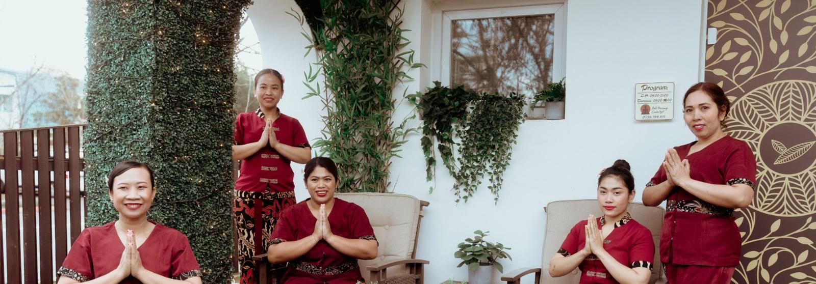 Echipa completă Bali Wellness Center, în uniforme roșii, în grădină