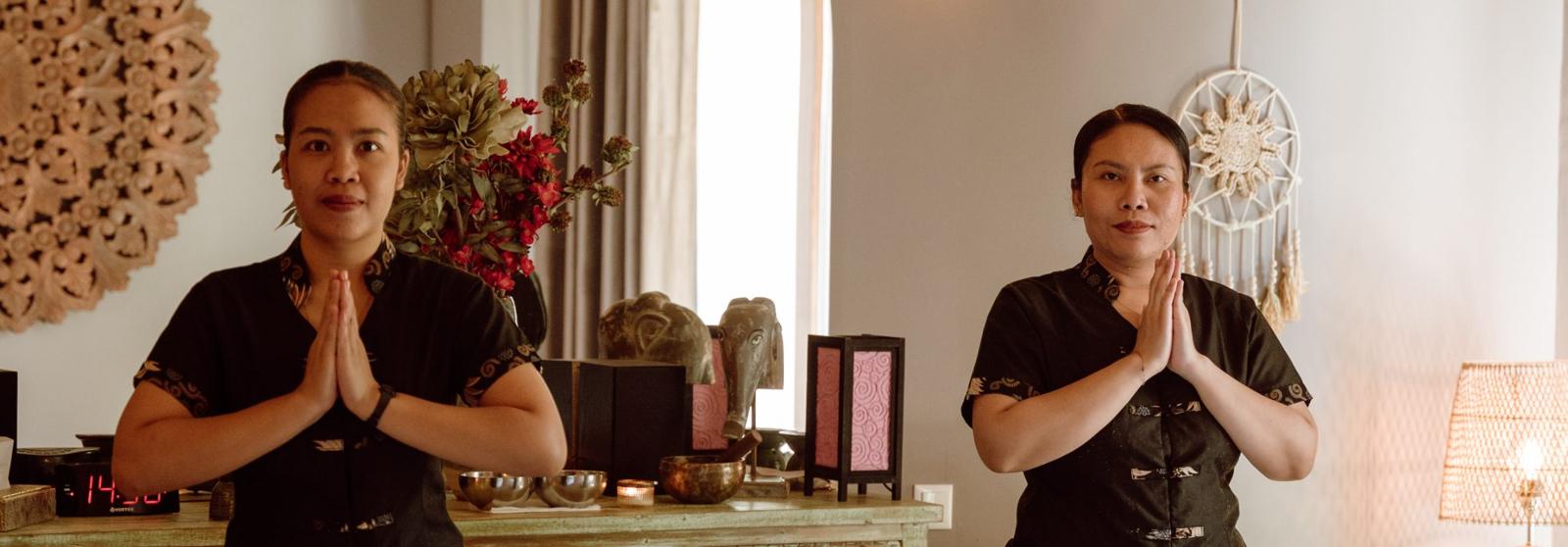 Două terapeute la recepția Bali Wellness Center